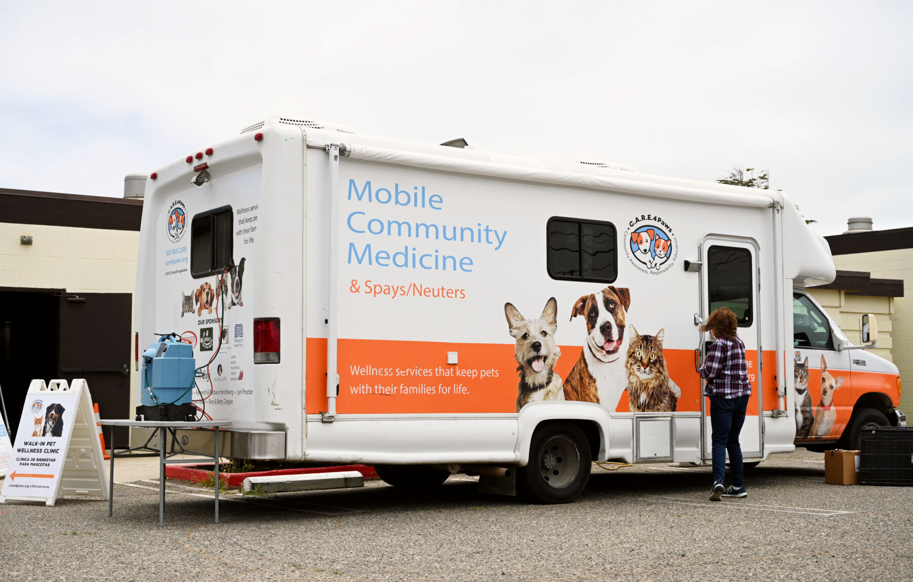 062823-smt-news-care-4-paws-clinic-005.jpg